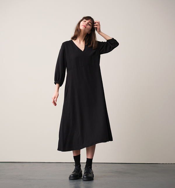 Vår klänning Nea! V-ringad, söm i midjan, trekvarts ärm med smal manschett och knapp, fickor i sidorna.&nbsp;&nbsp;

Färg: Svart

Material: 100% Lyocell.&nbsp;Detta är ett deadstocktyg