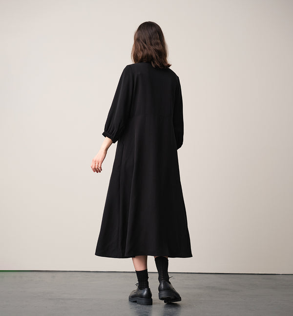Vår klänning Nea! V-ringad, söm i midjan, trekvarts ärm med smal manschett och knapp, fickor i sidorna.&nbsp;&nbsp;

Färg: Svart

Material: 100% Lyocell.&nbsp;Detta är ett deadstocktyg
