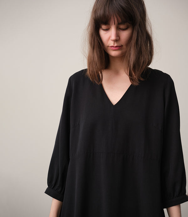 Vår klänning Nea! V-ringad, söm i midjan, trekvarts ärm med smal manschett och knapp, fickor i sidorna.&nbsp;&nbsp;

Färg: Svart

Material: 100% Lyocell.&nbsp;Detta är ett deadstocktyg