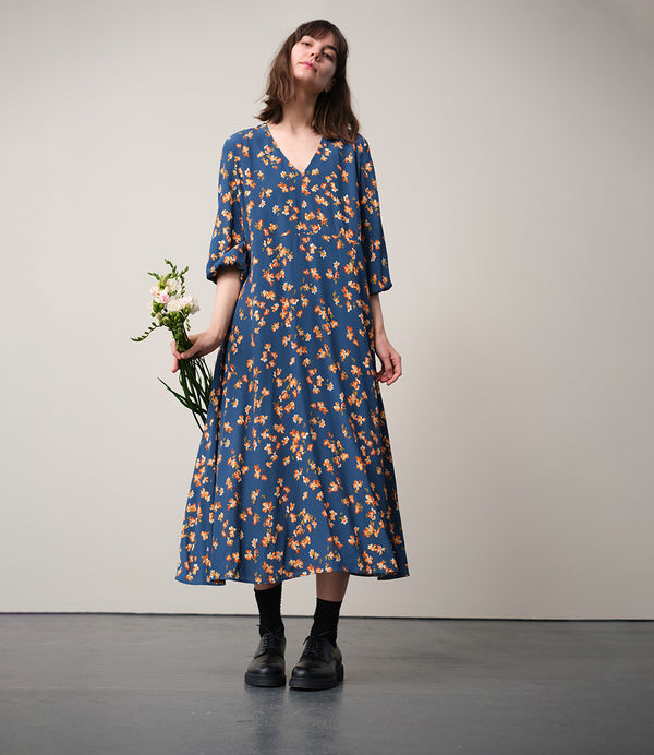 Vår klänning Nea Paradiso! V-ringad, söm i midjan, trekvarts ärm med smal manschett och fickor i sidorna.&nbsp;&nbsp;

Färg: Blommor i gula, beiga och gröna toner på blå botten.

Material: 51% EcoVero, 49% viskos från Frankrike.
