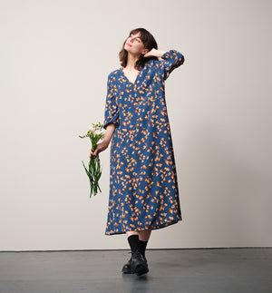 Vår klänning Nea Paradiso! V-ringad, söm i midjan, trekvarts ärm med smal manschett och fickor i sidorna.&nbsp;&nbsp;

Färg: Blommor i gula, beiga och gröna toner på blå botten.

Material: 51% EcoVero, 49% viskos från Frankrike.