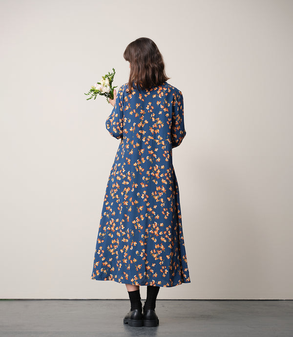 Vår klänning Nea Paradiso! V-ringad, söm i midjan, trekvarts ärm med smal manschett och fickor i sidorna.&nbsp;&nbsp;

Färg: Blommor i gula, beiga och gröna toner på blå botten.

Material: 51% EcoVero, 49% viskos från Frankrike.