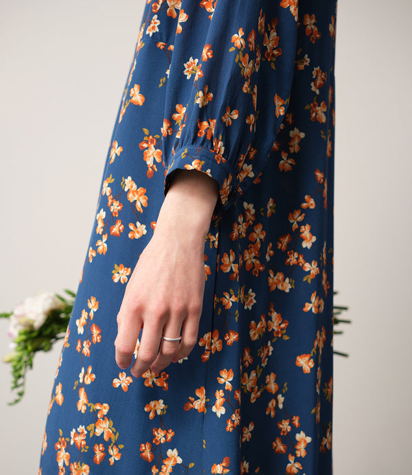Vår klänning Nea Paradiso! V-ringad, söm i midjan, trekvarts ärm med smal manschett och fickor i sidorna.&nbsp;&nbsp;

Färg: Blommor i gula, beiga och gröna toner på blå botten.

Material: 51% EcoVero, 49% viskos från Frankrike.