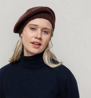 Basker Nicole från Rifò i återvunnen kashmir. Ribbstickad kant.

Färg: Kaffebrun

Material:&nbsp;95% återvunnen kashmir, 5% återvunnen ull.&nbsp;Kashmirgarnet återvinns av den lokala "Cenciaiolis" från Prato och det är GRS (Global Recycled Standard) certifierat.

Skötselråd:&nbsp;Handtvätt

Tillverkad:&nbsp;i Prato, Italien.