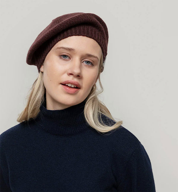 Basker Nicole från Rifò i återvunnen kashmir. Ribbstickad kant.

Färg: Kaffebrun

Material:&nbsp;95% återvunnen kashmir, 5% återvunnen ull.&nbsp;Kashmirgarnet återvinns av den lokala "Cenciaiolis" från Prato och det är GRS (Global Recycled Standard) certifierat.

Skötselråd:&nbsp;Handtvätt

Tillverkad:&nbsp;i Prato, Italien.
