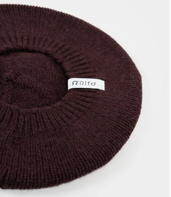 Basker Nicole från Rifò i återvunnen kashmir. Ribbstickad kant.

Färg: Kaffebrun

Material:&nbsp;95% återvunnen kashmir, 5% återvunnen ull.&nbsp;Kashmirgarnet återvinns av den lokala "Cenciaiolis" från Prato och det är GRS (Global Recycled Standard) certifierat.

Skötselråd:&nbsp;Handtvätt

Tillverkad:&nbsp;i Prato, Italien.