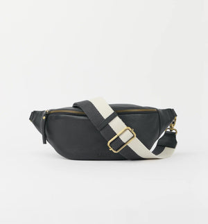 Möt Niko, O My Bags nyaste bum bag! Tillverkad av smidigt mjukt narvläder. Niko har en säker dragkedja, ett rymligt huvudfack, en innerficka med dragkedja, inbyggda kortfack, mässingsdetaljer och en justerbar randig rem. Smart förvaring, enkel styling, inget behov av att gräva i fickorna. Färg: svart med axelband i svart/offwhite