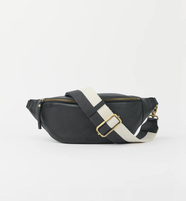 Möt Niko, O My Bags nyaste bum bag! Tillverkad av smidigt mjukt narvläder. Niko har en säker dragkedja, ett rymligt huvudfack, en innerficka med dragkedja, inbyggda kortfack, mässingsdetaljer och en justerbar randig rem. Smart förvaring, enkel styling, inget behov av att gräva i fickorna. Färg: svart med axelband i svart/offwhite
