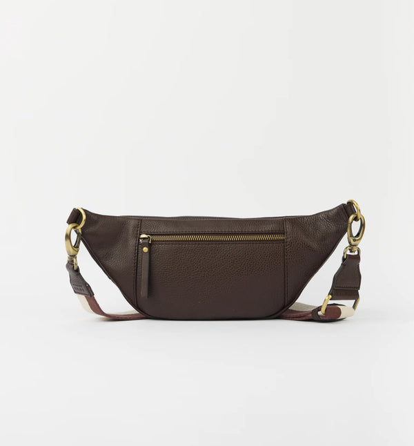 Möt Niko, O My Bags nyaste bum bag! Tillverkad av smidigt mjukt narvläder. Niko har en säker dragkedja, ett rymligt huvudfack, en innerficka med dragkedja, inbyggda kortfack, mässingsdetaljer och en justerbar randig rem. Smart förvaring, enkel styling, inget behov av att gräva i fickorna.

 justerbar vävrem i orange/ offwhite, Dragkedja, ett huvudfack, invändig dragkedja, Fyra kortfack, invändig nyckelkrok, O My Bag Signature OCS- och GRS-certifierat bomullsfoder
Färg: Chokladbrun, brun/offwhite