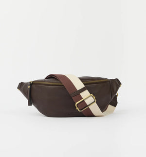 Möt Niko, O My Bags nyaste bum bag! Tillverkad av smidigt mjukt narvläder. Niko har en säker dragkedja, ett rymligt huvudfack, en innerficka med dragkedja, inbyggda kortfack, mässingsdetaljer och en justerbar randig rem. Smart förvaring, enkel styling, inget behov av att gräva i fickorna.

 justerbar vävrem i orange/ offwhite, Dragkedja, ett huvudfack, invändig dragkedja, Fyra kortfack, invändig nyckelkrok, O My Bag Signature OCS- och GRS-certifierat bomullsfoder
Färg: Chokladbrun, brun/offwhite