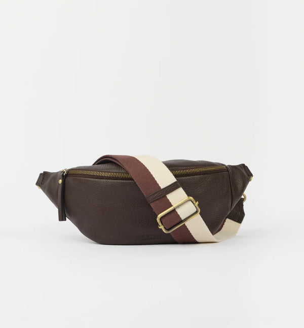 Möt Niko, O My Bags nyaste bum bag! Tillverkad av smidigt mjukt narvläder. Niko har en säker dragkedja, ett rymligt huvudfack, en innerficka med dragkedja, inbyggda kortfack, mässingsdetaljer och en justerbar randig rem. Smart förvaring, enkel styling, inget behov av att gräva i fickorna.

 justerbar vävrem i orange/ offwhite, Dragkedja, ett huvudfack, invändig dragkedja, Fyra kortfack, invändig nyckelkrok, O My Bag Signature OCS- och GRS-certifierat bomullsfoder
Färg: Chokladbrun, brun/offwhite
