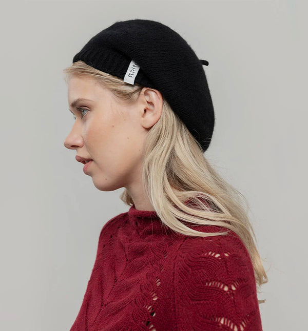 Basker Nicole från Rifò i återvunnen kashmir. Ribbstickad kant.

Färg: Svart

Material:&nbsp;95% återvunnen kashmir, 5% återvunnen ull.&nbsp;Kashmirgarnet återvinns av den lokala "Cenciaiolis" från Prato och det är GRS (Global Recycled Standard) certifierat.

Skötselråd:&nbsp;Handtvätt

Tillverkad:&nbsp;i Prato, Italien.