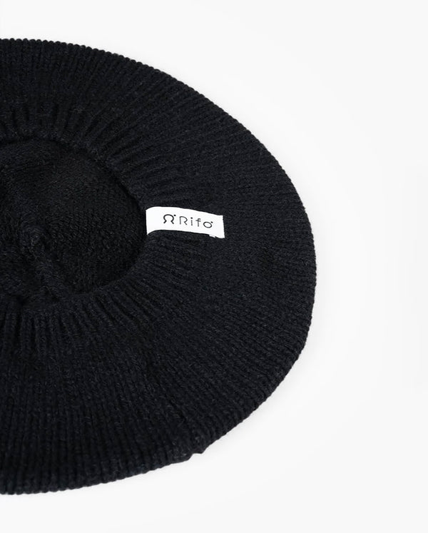 Basker Nicole från Rifò i återvunnen kashmir. Ribbstickad kant.

Färg: Svart

Material:&nbsp;95% återvunnen kashmir, 5% återvunnen ull.&nbsp;Kashmirgarnet återvinns av den lokala "Cenciaiolis" från Prato och det är GRS (Global Recycled Standard) certifierat.

Skötselråd:&nbsp;Handtvätt

Tillverkad:&nbsp;i Prato, Italien.