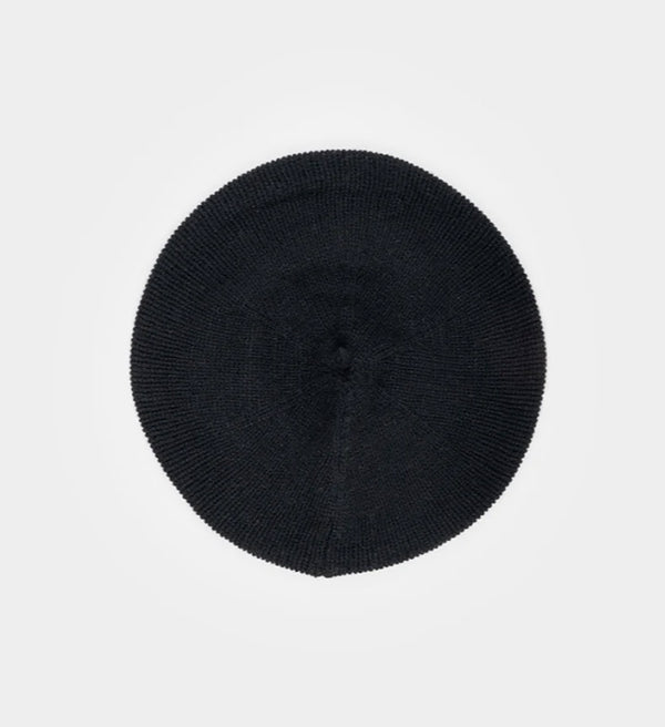 Basker Nicole från Rifò i återvunnen kashmir. Ribbstickad kant.

Färg: Svart

Material:&nbsp;95% återvunnen kashmir, 5% återvunnen ull.&nbsp;Kashmirgarnet återvinns av den lokala "Cenciaiolis" från Prato och det är GRS (Global Recycled Standard) certifierat.

Skötselråd:&nbsp;Handtvätt

Tillverkad:&nbsp;i Prato, Italien.