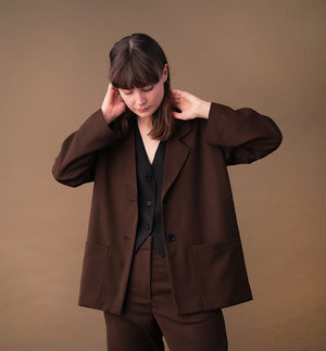 kavaj Sonia. En avslappnad kavaj. Helfodrad, sprund bak och två fickor fram. Sydd i ett deadstock tyg. Matcha med byxa Jill Tigeröga för hel kostym.

Färg: Brunsvart, svart foder.

Material: Yttertyg: 54% polyester, 44% ull, 2% elastan, deadstock. Foder: 60% acetat, 40% viskos från Italien.