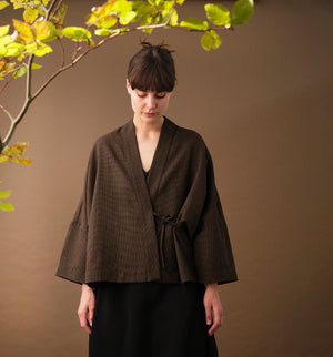 Lieblings fina kimono Margot i rak modell med omlottknyt. Lite längre bak än fram. Margot Myller är sydd i ett fint ulltyg. Tyget är ett deadstocktyg.

Färg: Svart med ljusbruna prickar

Material: 100% ull
Designad i Malmö, 
Sverige och tillverkad i Litauen