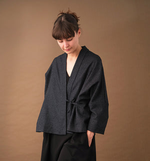 Lieblings fina kimono Margot i rak modell med omlottknyt. Lite längre bak än fram. Margot Stenhimlar är sydd i en stadig ullblandning. Tyget är ett deadstocktyg.

Färg: Svart med vita rutor

Material: 48% ull, 39% polyamid, 13% bomull