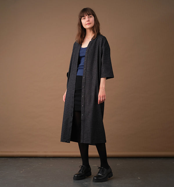 Lieblings klänning Naja Stenhimlar. En ankellång klänning med fina kragdetaljer. Ok med veck i ryggen, fickor i sidorna. Naja är fin både öppen och stängd. Små svarta knappar mitt fram. Sydd i ett deadstocktyg.

Färg: Svart med vita rutor

Material: 48% ull, 39% polyamid, 13% bomull.
Designad i Malmö, Sverige och tillverkad i Litauen