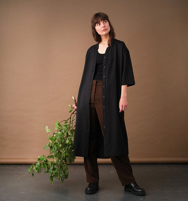 Liebling klänning Naja Kritstreck. En ankellång klänning med fina kragdetaljer. Ok med veck i ryggen, fickor i sidorna. Naja är fin både öppen och stängd. Små svarta knappar mitt fram. Sydd i ett deadstocktyg.

Färg: Svart med grå och roströda streck

Material: 100% ull
Designad i Malmö, Sverige och tillverkad i Litauen