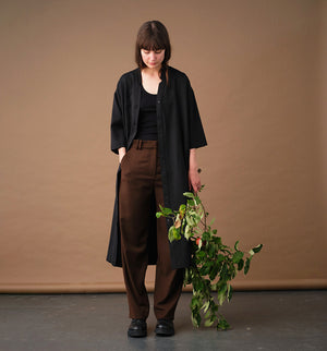 Liebling klänning Naja Kritstreck. En ankellång klänning med fina kragdetaljer. Ok med veck i ryggen, fickor i sidorna. Naja är fin både öppen och stängd. Små svarta knappar mitt fram. Sydd i ett deadstocktyg.

Färg: Svart med grå och roströda streck

Material: 100% ull
Designad i Malmö, Sverige och tillverkad i Litauen