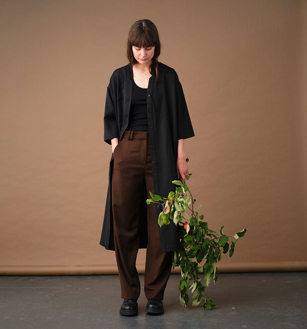 Liebling klänning Naja Kritstreck. En ankellång klänning med fina kragdetaljer. Ok med veck i ryggen, fickor i sidorna. Naja är fin både öppen och stängd. Små svarta knappar mitt fram. Sydd i ett deadstocktyg.

Färg: Svart med grå och roströda streck

Material: 100% ull
Designad i Malmö, Sverige och tillverkad i Litauen