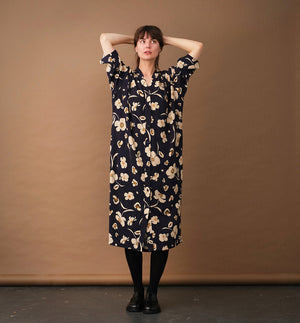 klänning Naja Sonett. En ankellång klänning med fina kragdetaljer. Ok med veck i ryggen, fickor i sidorna. Naja är fin både öppen och stängd. Små mörkblå knappar mitt fram. Sydd i en ekologisk viskos.

Färg: Gräddvita blommor med gula och olivgröna detaljer på mörkblå botten.

Material:&nbsp;51% EcoVero, 49% viskos från Frankrike.
Designad i Malmö, tillverkad i Litauen