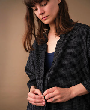 Lieblings klänning Naja Stenhimlar. En ankellång klänning med fina kragdetaljer. Ok med veck i ryggen, fickor i sidorna. Naja är fin både öppen och stängd. Små svarta knappar mitt fram. Sydd i ett deadstocktyg.

Färg: Svart med vita rutor

Material: 48% ull, 39% polyamid, 13% bomull.
Designad i Malmö, Sverige och tillverkad i Litauen