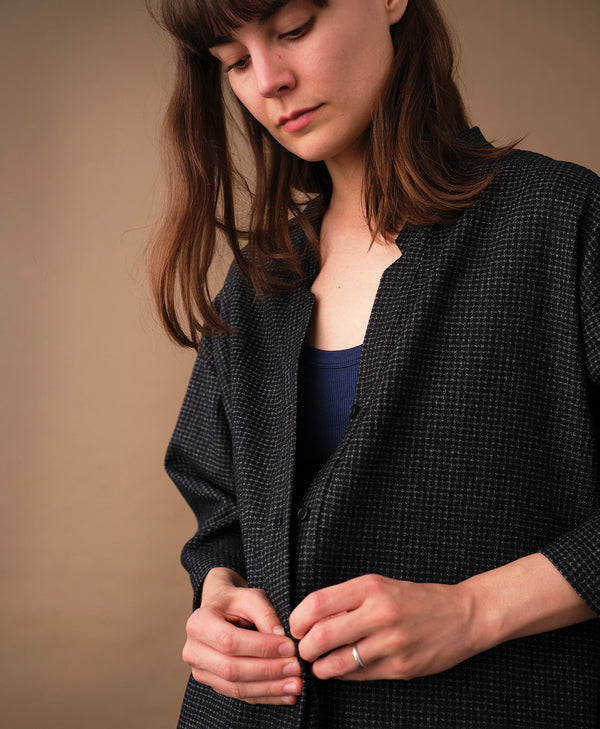 Lieblings klänning Naja Stenhimlar. En ankellång klänning med fina kragdetaljer. Ok med veck i ryggen, fickor i sidorna. Naja är fin både öppen och stängd. Små svarta knappar mitt fram. Sydd i ett deadstocktyg.

Färg: Svart med vita rutor

Material: 48% ull, 39% polyamid, 13% bomull.
Designad i Malmö, Sverige och tillverkad i Litauen