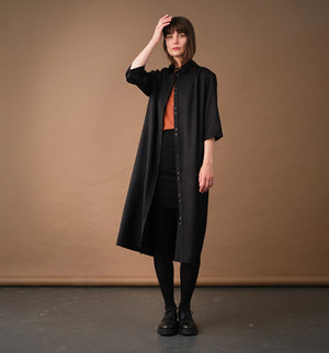 Lieblings klänning Svala Kritstreck. En ankellång skjortklänning med lös passform, trekvartsärm och fickor i sidorna. Ok med rynk i ryggen. Ett 2,5 cm brett band i samma tyg medföljer och kan knytas i midjan. Svala är fin både öppen och stängd, med eller utan band. Svarta knappar mitt fram och vid ärmslut. Sydd i ett deadstock tyg.

Färg: Svart med grå och roströda streck

Material: 100% ull
Designad i Malmö, Sverige, tillverkad i Litauen