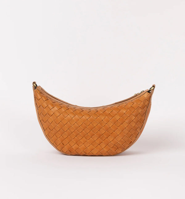 Väskan Leo från O My Bag i handvävt läder. Leo&nbsp;kan bäras över kroppen som en ryggväska, eller på axeln. Leo är unisex och vänder sig till alla som gillar den där bumbag-stilen.