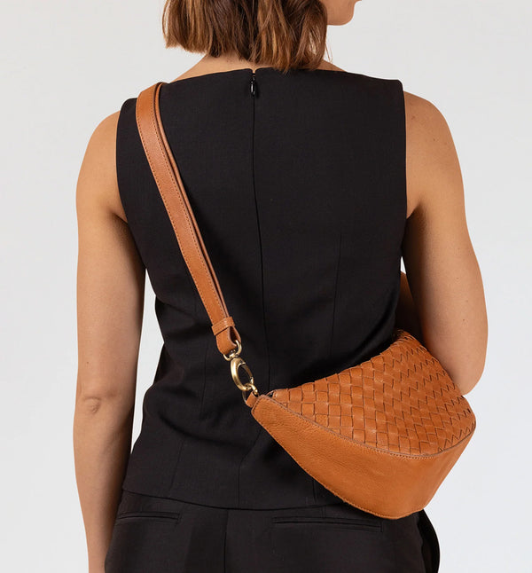 Väskan Leo från O My Bag i handvävt läder. Leo&nbsp;kan bäras över kroppen som en ryggväska, eller på axeln. Leo är unisex och vänder sig till alla som gillar den där bumbag-stilen.
