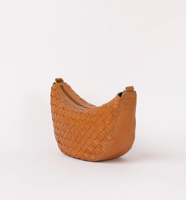 Väskan Leo från O My Bag i handvävt läder. Leo&nbsp;kan bäras över kroppen som en ryggväska, eller på axeln. Leo är unisex och vänder sig till alla som gillar den där bumbag-stilen.
