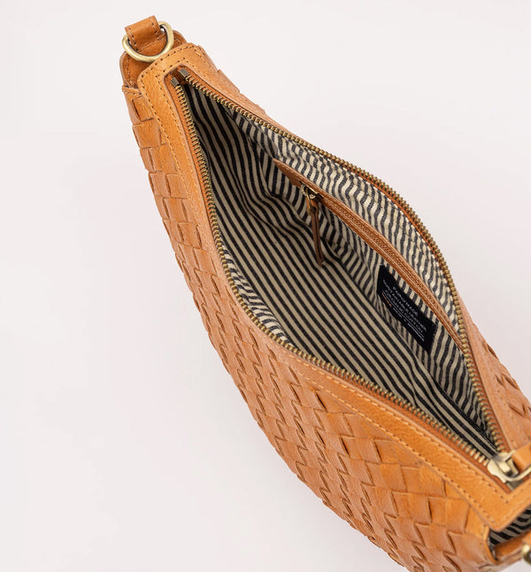 Väskan Leo från O My Bag i handvävt läder. Leo&nbsp;kan bäras över kroppen som en ryggväska, eller på axeln. Leo är unisex och vänder sig till alla som gillar den där bumbag-stilen.