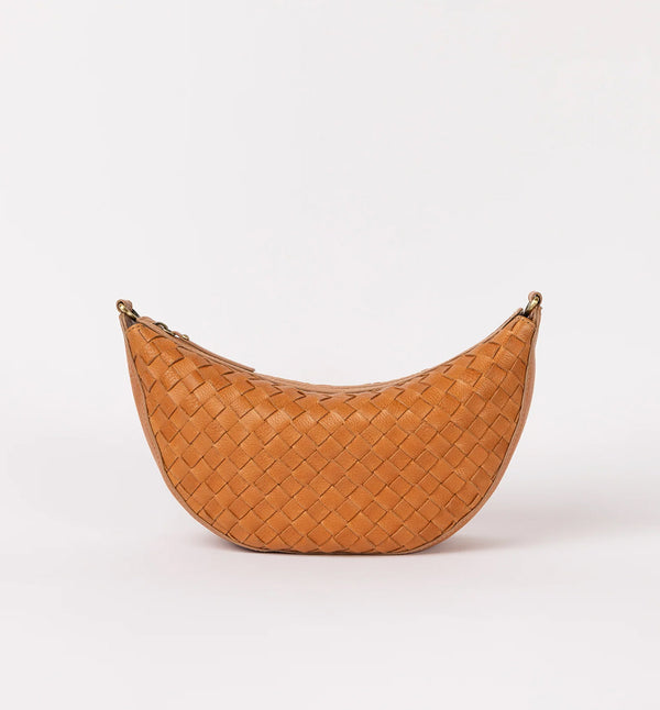 Väskan Leo från O My Bag i handvävt läder. Leo&nbsp;kan bäras över kroppen som en ryggväska, eller på axeln. Leo är unisex och vänder sig till alla som gillar den där bumbag-stilen.