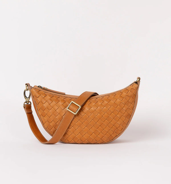 Väskan Leo från O My Bag i handvävt läder. Leo&nbsp;kan bäras över kroppen som en ryggväska, eller på axeln. Leo är unisex och vänder sig till alla som gillar den där bumbag-stilen.