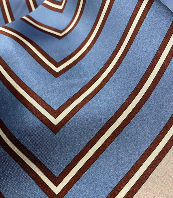 Fyrkantig sidenscarf från SneakyFox. Scarfen är gjord av 100% mjukt siden och är 68x68cm. Designad för att användas på många olika sätt - lindad en eller två gånger runt halsen, bärs runt midjan, runt huvudet, eller som en håraccessoar.

Färg: Blå, vinröd, ljusgrå, vit

Mått: 68x68 cm

Material: 100% Silke

Tillverkad i: Kina

Tvätt: Endast handtvätt.