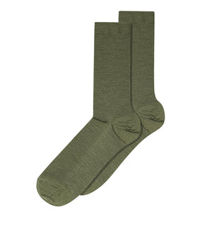Ribbstickade strumpor i ull. Klassisk strumpa i merinoull med bästa hållbara kvalitet. Produkten är certifierad enligt STANDARD 100 av OEKO-TEX®.

Färg: Olivgrön

Material:&nbsp;80%, Superwash ull, 17% polyamid, 3% elastan

Tillverkad i: Lettland