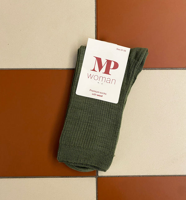Ribbstickade strumpor i ull. Klassisk strumpa i merinoull med bästa hållbara kvalitet. Produkten är certifierad enligt STANDARD 100 av OEKO-TEX®.

Färg: Olivgrön

Material:&nbsp;80%, Superwash ull, 17% polyamid, 3% elastan

Tillverkad i: Lettland