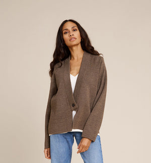 Kofta Opal från Sibin Linnebjerg. Koftan har djup v-ringning, är stilren med avslappnad passform. En knapp fram.

Färg: Brunmelerad

Material: 50% merinoull, 50% akryl. Certifierad mulesingfri ull. Garnet kommer från Italien.

Tillverkad i: Serbien&nbsp;

Tvätt:&nbsp;30 grader fintvätt