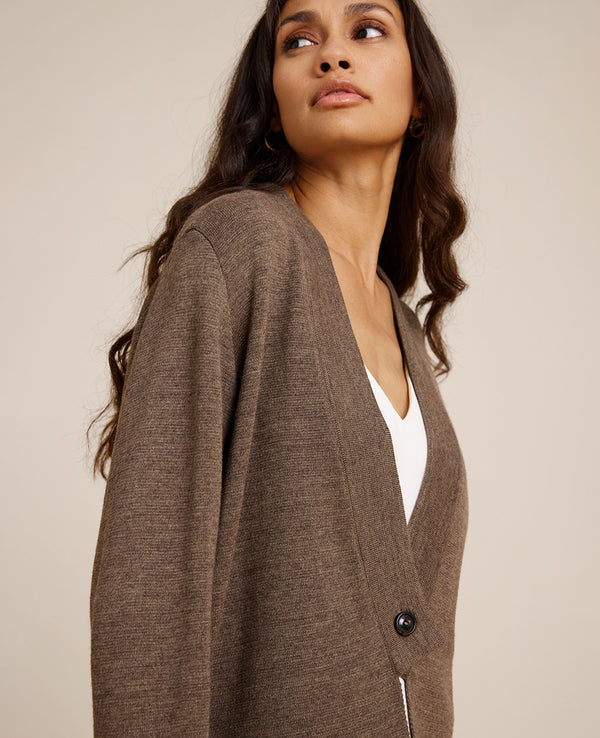 Kofta Opal från Sibin Linnebjerg. Koftan har djup v-ringning, är stilren med avslappnad passform. En knapp fram.

Färg: Brunmelerad

Material: 50% merinoull, 50% akryl. Certifierad mulesingfri ull. Garnet kommer från Italien.

Tillverkad i: Serbien&nbsp;

Tvätt:&nbsp;30 grader fintvätt