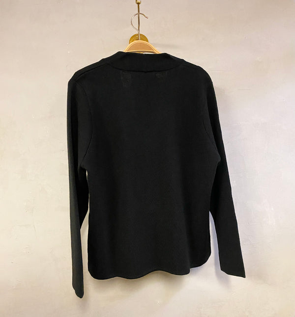 Kofta Opal från Sibin Linnebjerg. Koftan har djup v-ringning, är stilren med avslappnad passform. En knapp fram.

Färg: Svart

Material: 50% merinoull, 50% akryl. Certifierad mulesingfri ull. Garnet kommer från Italien.

Tillverkad i: Serbien&nbsp;

Tvätt:&nbsp;30 grader fintvätt