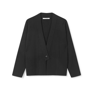 Kofta Opal från Sibin Linnebjerg. Koftan har djup v-ringning, är stilren med avslappnad passform. En knapp fram.

Färg: Svart

Material: 50% merinoull, 50% akryl. Certifierad mulesingfri ull. Garnet kommer från Italien.

Tillverkad i: Serbien&nbsp;

Tvätt:&nbsp;30 grader fintvätt