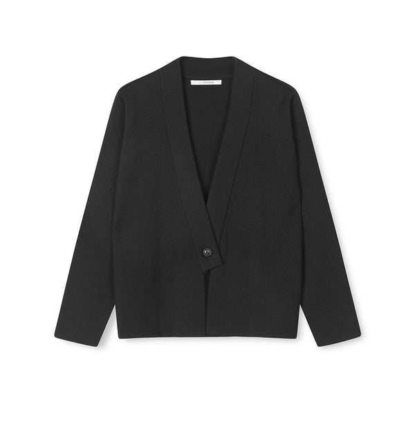 Kofta Opal från Sibin Linnebjerg. Koftan har djup v-ringning, är stilren med avslappnad passform. En knapp fram.

Färg: Svart

Material: 50% merinoull, 50% akryl. Certifierad mulesingfri ull. Garnet kommer från Italien.

Tillverkad i: Serbien&nbsp;

Tvätt:&nbsp;30 grader fintvätt