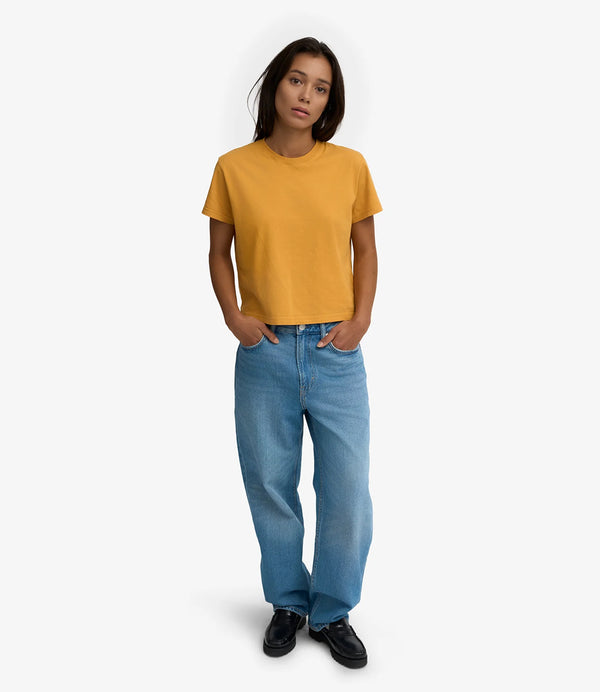 Ekologisk t-shirt i boxig och lite kortare modell från Colorful standard. Förtvättad.

Färg: Bränd gul / Burned Yellow

Material: 100 % ekologisk bomull

Certifierad med:&nbsp; Miljövänlig färg - Oeko-Tex®, PETA Approved Vegan

Tillverkad i: Portugal

Skötselråd:&nbsp;Fintvätt max 40 grader