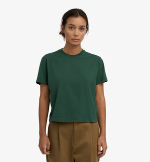 Ekologisk t-shirt i boxig och lite kortare modell från Colorful standard. Förtvättad.

Färg: Smaragdgrön / Emerald green

Material: 100 % ekologisk bomull

Certifierad med:&nbsp; Miljövänlig färg - Oeko-Tex®, PETA Approved Vegan

Tillverkad i: Portugal

Skötselråd:&nbsp;Fintvätt max 40 grader