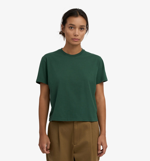 Ekologisk t-shirt i boxig och lite kortare modell från Colorful standard. Förtvättad.

Färg: Smaragdgrön / Emerald green

Material: 100 % ekologisk bomull

Certifierad med:&nbsp; Miljövänlig färg - Oeko-Tex®, PETA Approved Vegan

Tillverkad i: Portugal

Skötselråd:&nbsp;Fintvätt max 40 grader