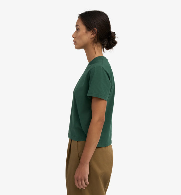 Ekologisk t-shirt i boxig och lite kortare modell från Colorful standard. Förtvättad.

Färg: Smaragdgrön / Emerald green

Material: 100 % ekologisk bomull

Certifierad med:&nbsp; Miljövänlig färg - Oeko-Tex®, PETA Approved Vegan

Tillverkad i: Portugal

Skötselråd:&nbsp;Fintvätt max 40 grader