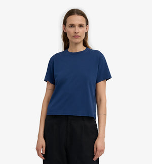 Ekologisk t-shirt i boxig och lite kortare modell från Colorful standard. Förtvättad.

Färg: Marinblå

Material: 100 % ekologisk bomull

Certifierad med:&nbsp; Miljövänlig färg - Oeko-Tex®, PETA Approved Vegan

Tillverkad i: Portugal

Skötselråd:&nbsp;Fintvätt max 40 grader