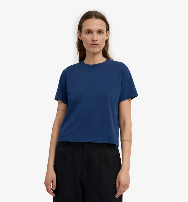 Ekologisk t-shirt i boxig och lite kortare modell från Colorful standard. Förtvättad.

Färg: Marinblå

Material: 100 % ekologisk bomull

Certifierad med:&nbsp; Miljövänlig färg - Oeko-Tex®, PETA Approved Vegan

Tillverkad i: Portugal

Skötselråd:&nbsp;Fintvätt max 40 grader