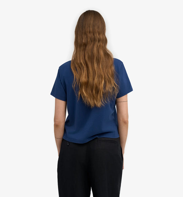 Ekologisk t-shirt i boxig och lite kortare modell från Colorful standard. Förtvättad.

Färg: Marinblå

Material: 100 % ekologisk bomull

Certifierad med:&nbsp; Miljövänlig färg - Oeko-Tex®, PETA Approved Vegan

Tillverkad i: Portugal

Skötselråd:&nbsp;Fintvätt max 40 grader